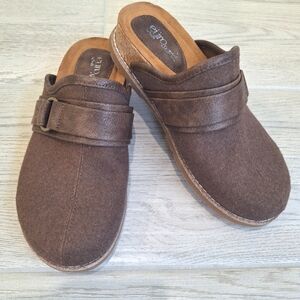 Euro Soft Gowen women's brown buckle slip-on clogs mule - size 6.5